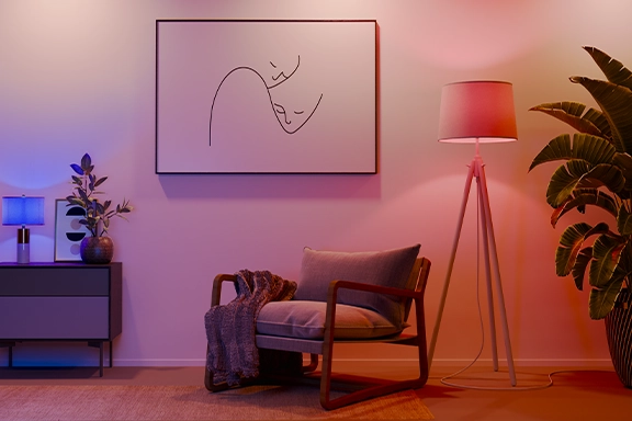 Eine Stehlampe taucht das Wohnzimmerambiente in ein angenehmes Licht.